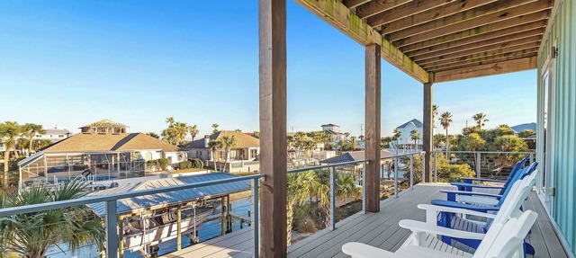 Luxury Infinity Edge Heated Pool and Hot Tub + Boat Dock + Steps to the beach + Beach Toy Packages