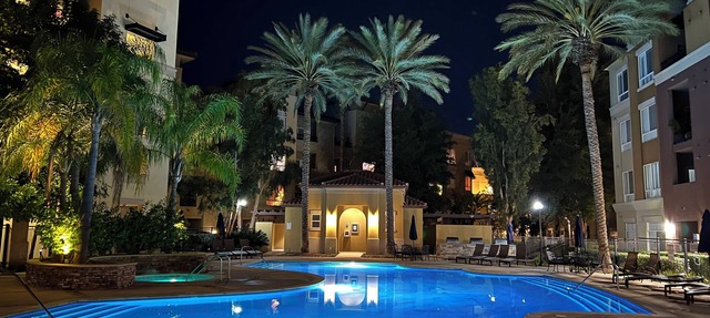 Luxury Modern Condo w/PS5, BOSE sound, UltraFast WiFi, Kingbed+Sofabed+65' Tv's