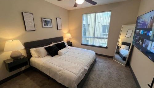 Luxury Modern Condo 3-min from Six Flags w/PS5, 1GB Fast Wi-fi Kingbed