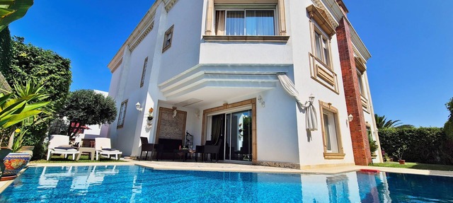 Luxury villa with heated pool, private elevator and wonderful view of Lake Tunis