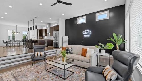 Magnificent 4 Bedroom Home -w Balcony & Fireplace