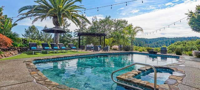 Magnificent Sonoma Farm House - 4-5 bedrooms, pool, hot tub, Vineyard, working farm - pick your own fresh fruit,