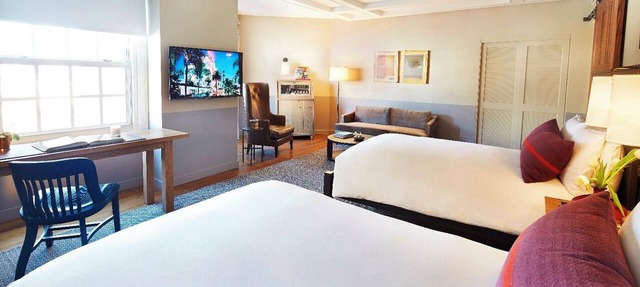 Majestic Stay Offering Intimate Poolside Bar Ambiance in the Heart of Hollywood