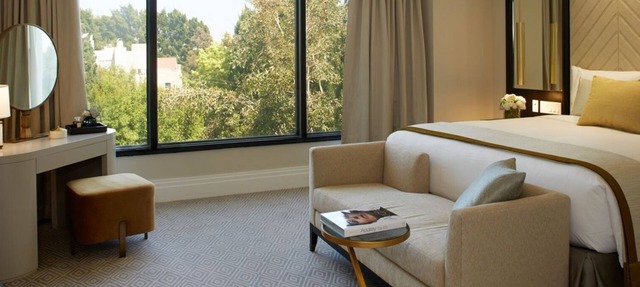 Metropolitan One Bedroom Suite at The London West Hollywood, Free Breakfast