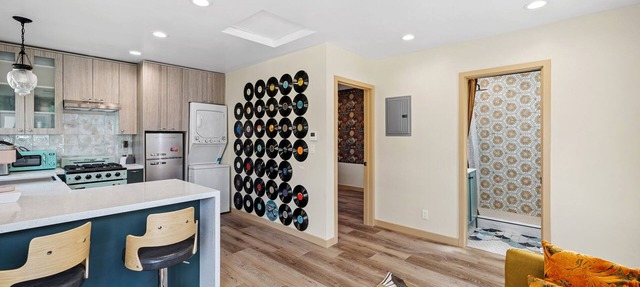 Mid Century House 10min from LAX + Beach with AC, WiFi and Putting Green