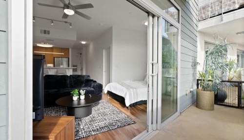 Mid-Wilshire Studio Free Parking, Pool, Gym