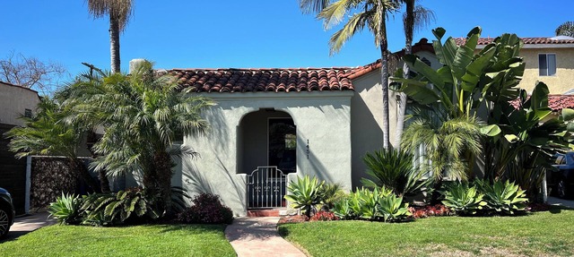 MidCity Oasis: Charming 2-br 2-ba house w/porch, fireplace & giant yard!