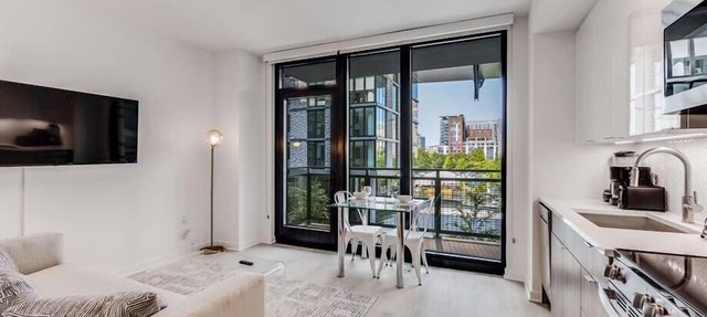 Mins from Metro Red Line 1 BR Bal | Capitol Hill