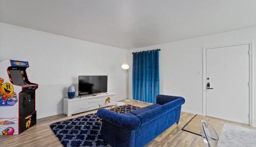 Mins to Downtown Luxury 2BR & Arcade