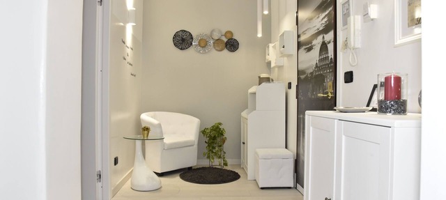 Minutes from downtown with the subway only 20 m from the house.
