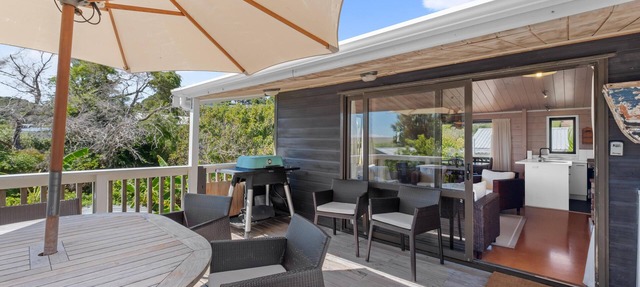 Miro Beach House at Palm Beach - Miro Cottage is a quintessential kiwi bach right next the white sands and lapping waves of picturesque palm beach. Accommodating up to 6 guests, with three bedrooms a good-sized family bathroom and open plan living ar
