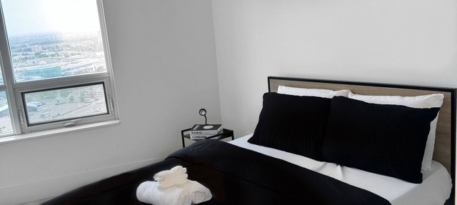 Modern 1-Bed Condo Near Square One, Pearson & Downtown Toronto – Free Parking