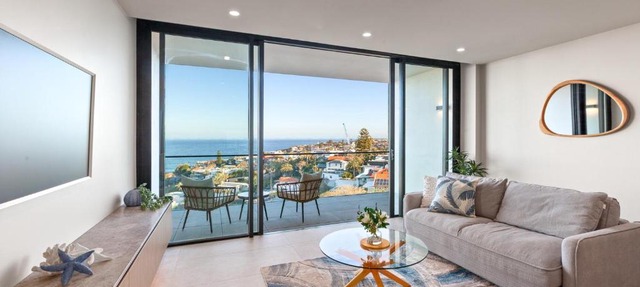 Modern 1-Bed with Tamarama Beach Views