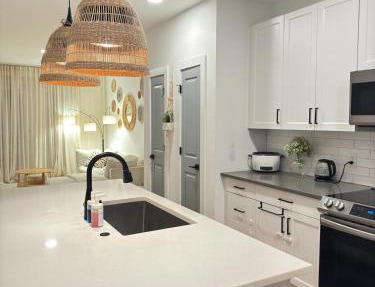 Modern 1 bedroom Apartment and Den in Orlando