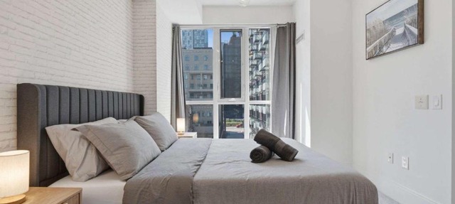 Modern 1BR - Walk to CN Tower - Sleeps 4
