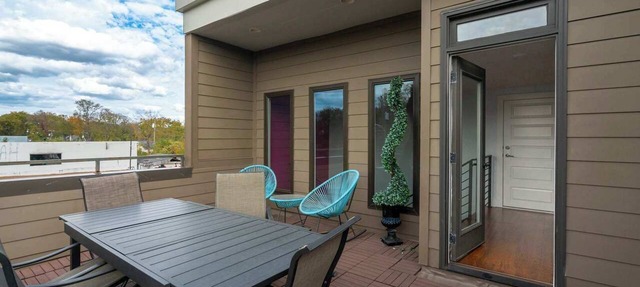 Modern 2 BDR Townhome Minutes from Downtown!