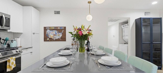 Modern 2BR Retreat ❤️ Walk to UT | Free Parking | Near Moody Center