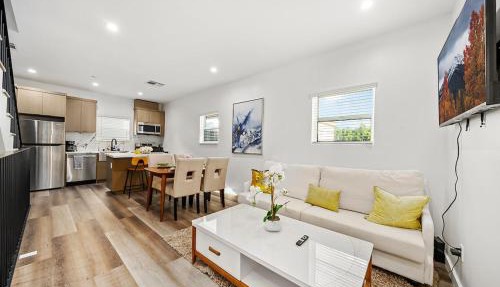 Modern 3 Bedroom Ensuite House with Gated Parking