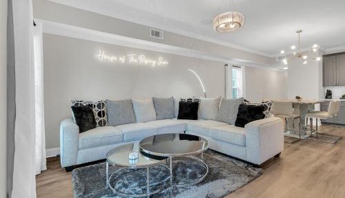 Modern 3BR home w fenced backyard