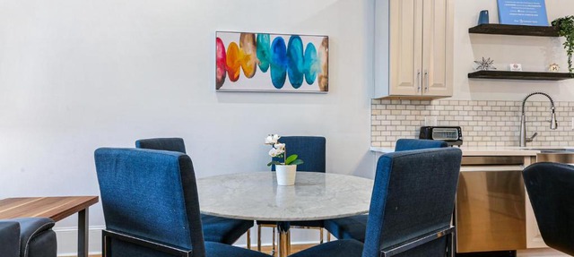 Modern 5 BR Condo - Large Pool - Near Everything