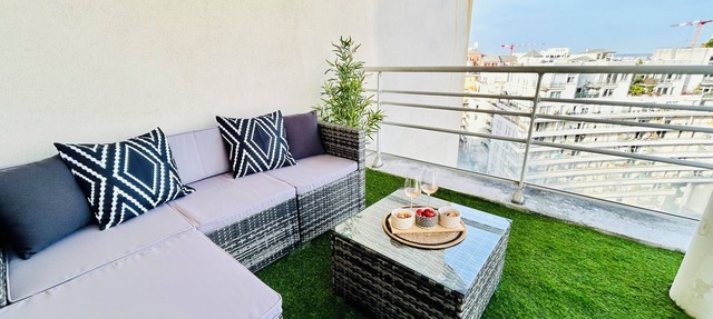 Modern and cosy apartment with a beautiful terrace and parking, Paris La Défense