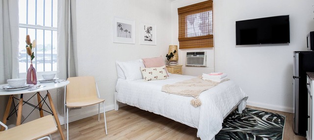 Modern, Bright Studio Near the Heart of LA