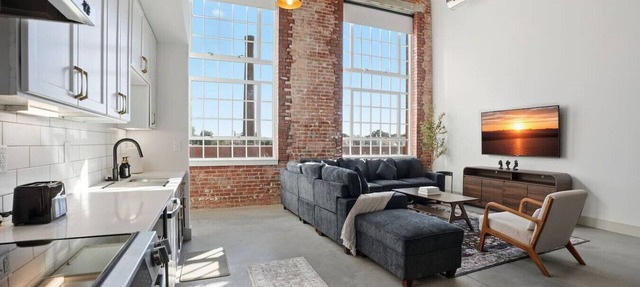 Modern Comfort 2BR Stay in GVL