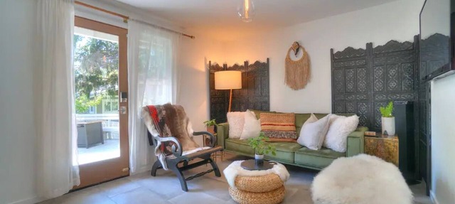 Modern comfort, remodeled, A/C, free parking