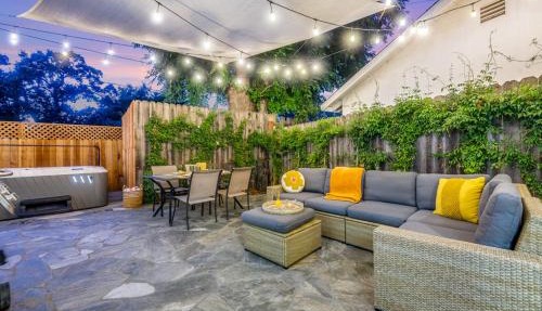 Modern Cottage, Hot Tub, Bistro Patio, Putting Green, Walk to All!