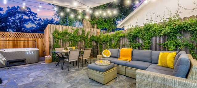 Modern Cottage, Jacuzzi, Bistro Patio, Walk to Everything!