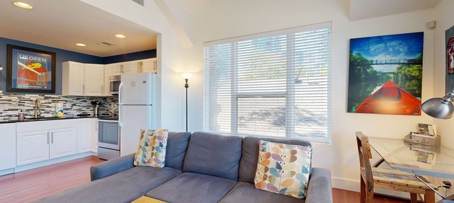 Modern, Dog-Friendly Flat with WiFi & Garage Parking - Unbeatable Location