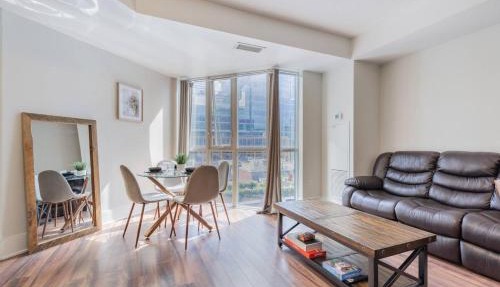 Modern Down Town Condo Near CN Tower with Fast WiFi
