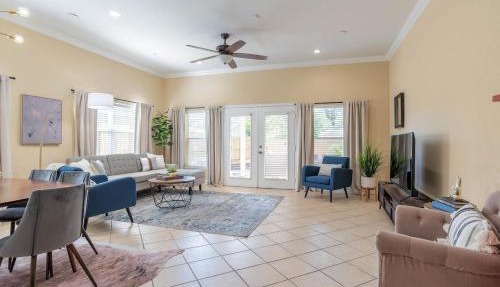 Modern DT Home-King size Bed-Patios-Long Stays-WiFi