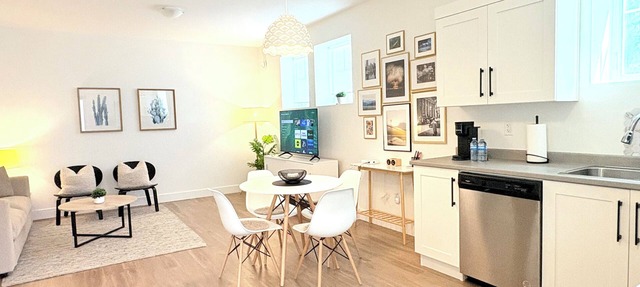 Modern Executive Suite - King Bed, Private Entry, 1GB Fibre, Laundry, Parking