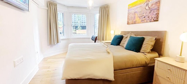Modern flat with KING bed, garden & outdoor dining