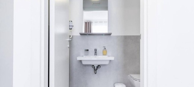 🏡 Modern & Functional Rooms in Mestre – Brand-New Guesthouse with Free ParkingPerfectly located for Venice: bus no. 5 passes every 10 minutes and takes you directly to the historic center in just a few minutes! Rooms are equipped with a comfortable