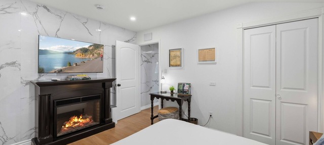 Modern Guest Suite, Fireplace, Patio, BBQ, Parking