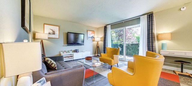 Modern Home Between Seattle, Tacoma & SEA Airport