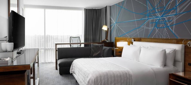Modern King Bed Suite with Living Area Close to Major Attractions in Atlanta