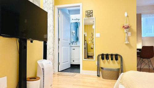 Modern King Studio - 10 mins to Downtown - Free Parking & Pet Friendly