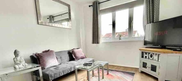 Modern London flat with free parking