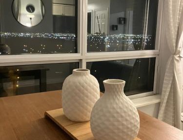 Modern Luxe 2BR with Free Parking Near YYZ