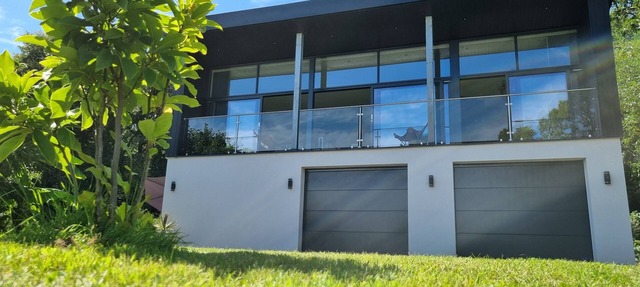 Modern, open plan property outside Exeter, panoramic sea and estuary views.