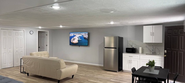 Modern Open Studio - 3 Beds - 2 queens & 1–Full Sleeps 6- Near Local Attractions