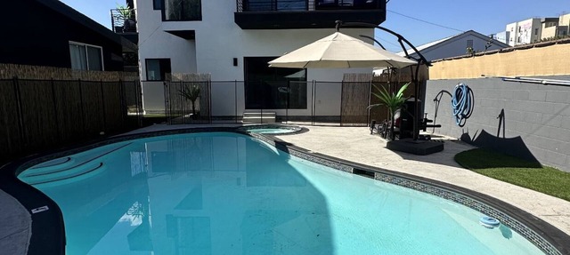 Modern Pool House Near SoFi - Jacuzzi - Sleeps 7-Free Parking