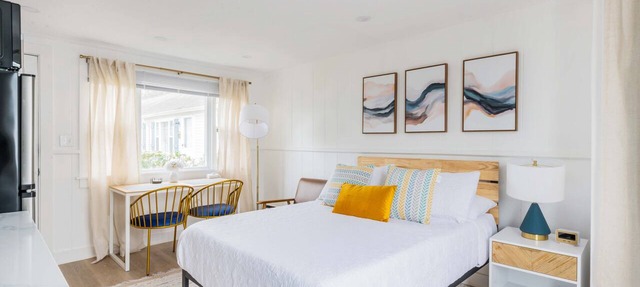 Modern & Renovated Studio Condo - Steps to the Beach! - WiFi, Free Parking