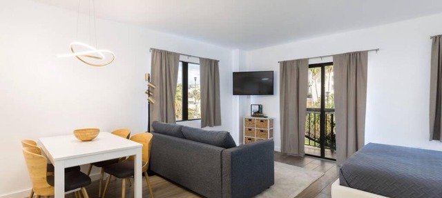 Modern Studio on I-Drive: parking + pool included