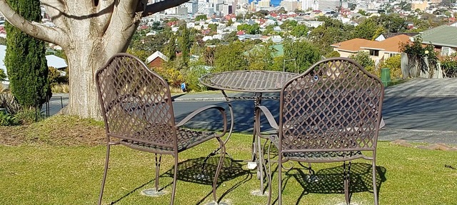 Modern studio walking distance to Hobart and Mt Knocklofty