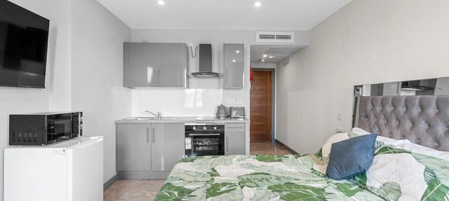 Modern Studio with Balcony Godino Hotel Ilford