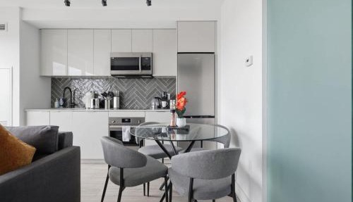 Modern Suite Panoramic Views Parking
